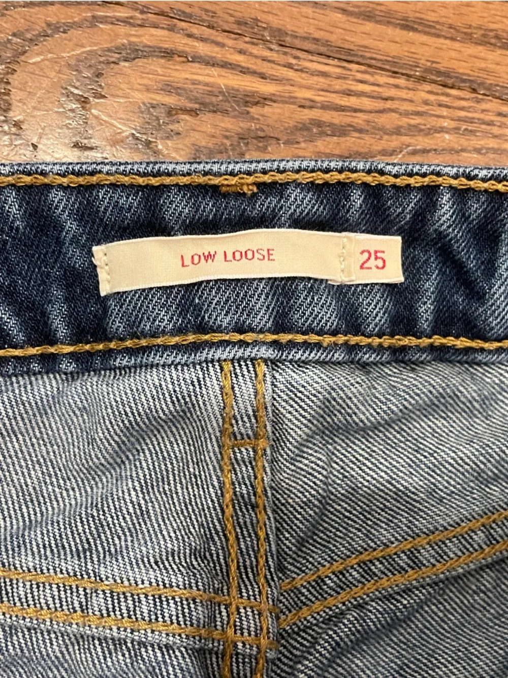 Levi's Women's Low Loose Jeans - Medium wash 25x32 - Picture 2 of 9